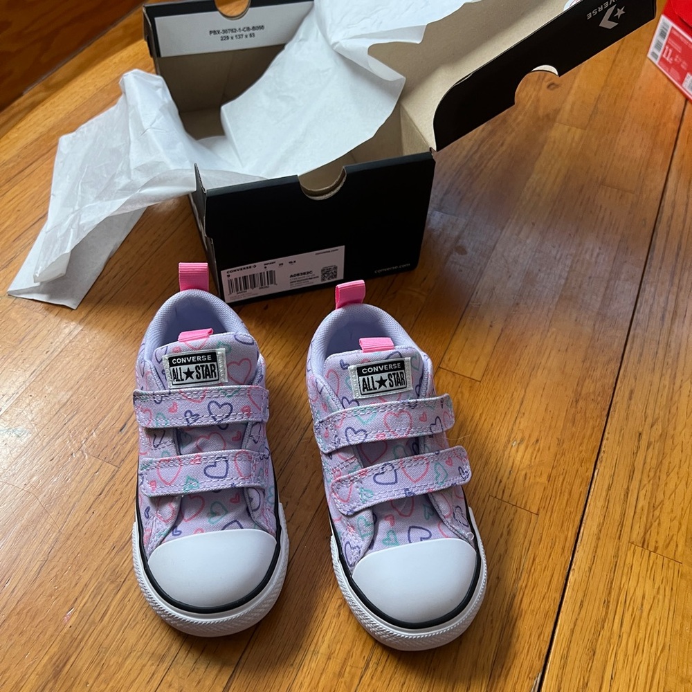 Converse Kids Low Top Sneakers in Pink and White Heart Print
